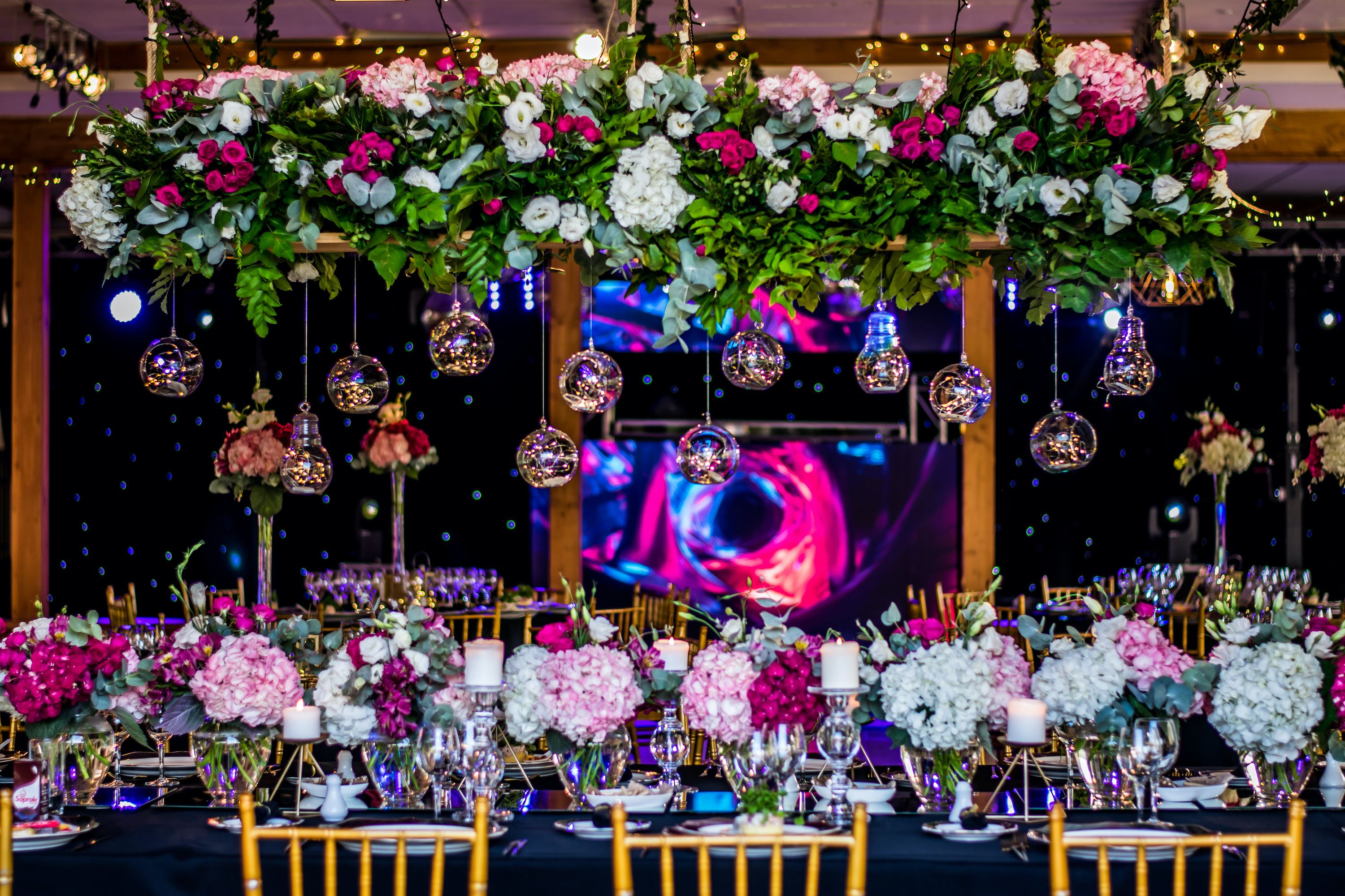 Mesa de honor bajo una instalación floral colgante