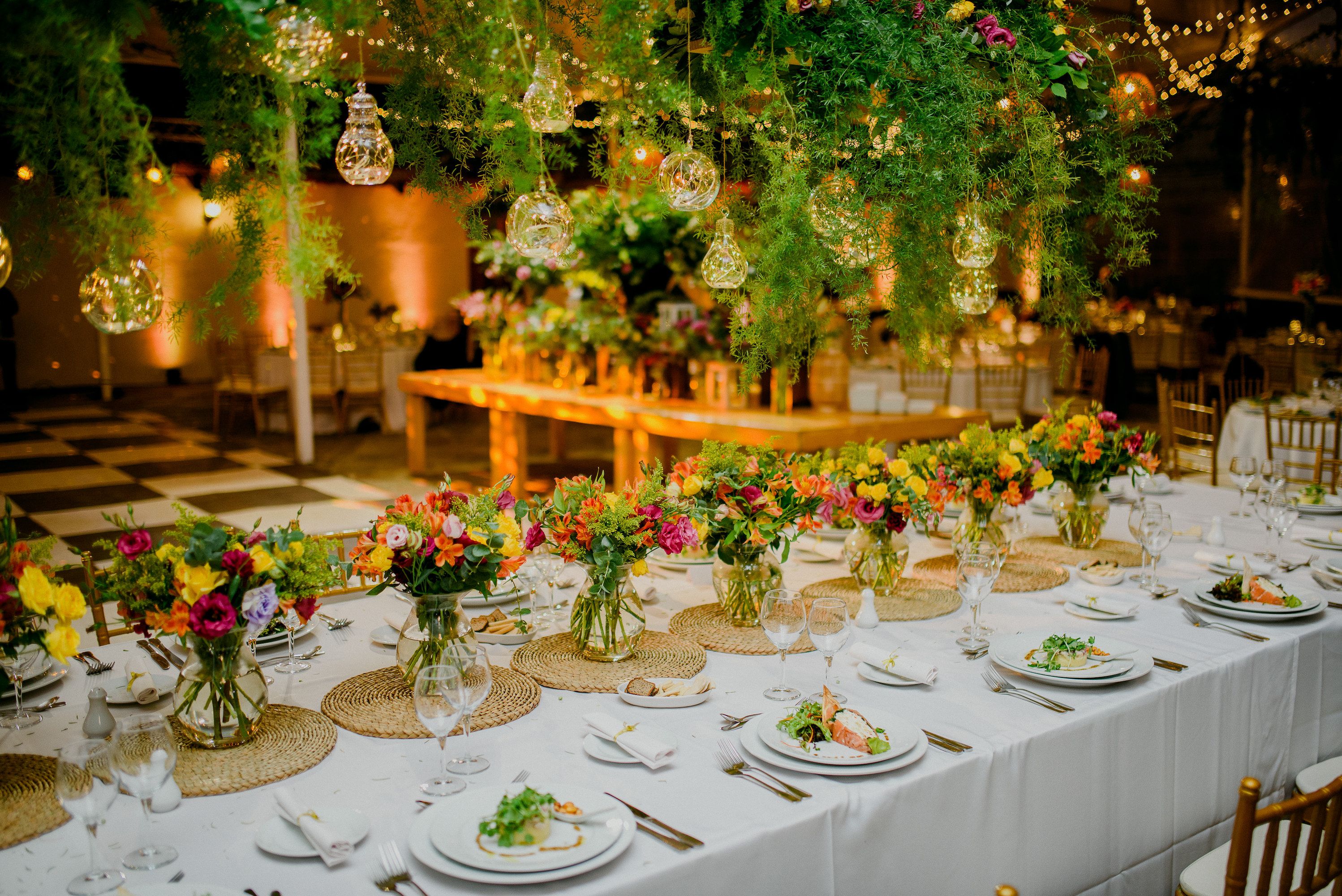 Banquete de matrimonio con ambientación floral e iluminación cálida